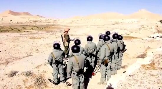 Российские саперы разминируют историческую часть Пальмиры