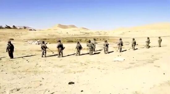 Российские саперы разминируют историческую часть Пальмиры