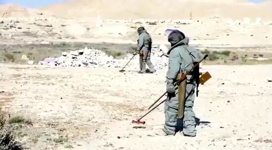 Российские саперы разминируют историческую часть Пальмиры