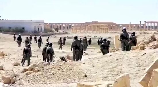 Российские саперы разминируют историческую часть Пальмиры