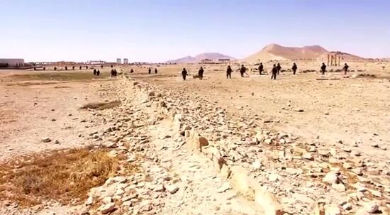 Российские саперы разминируют историческую часть Пальмиры