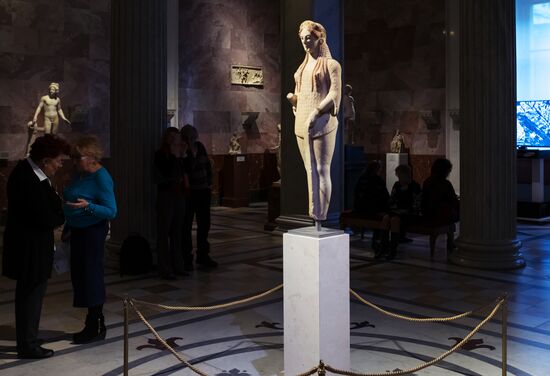"Архаическая статуя Коры. Выставка одного шедевра из Музея Акрополя" в Эрмитаже