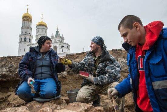 Строительные и археологические работы на месте снесенного 14-го корпуса Кремля