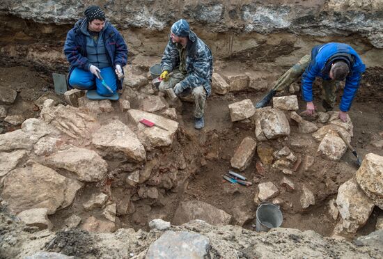 Строительные и археологические работы на месте снесенного 14-го корпуса Кремля