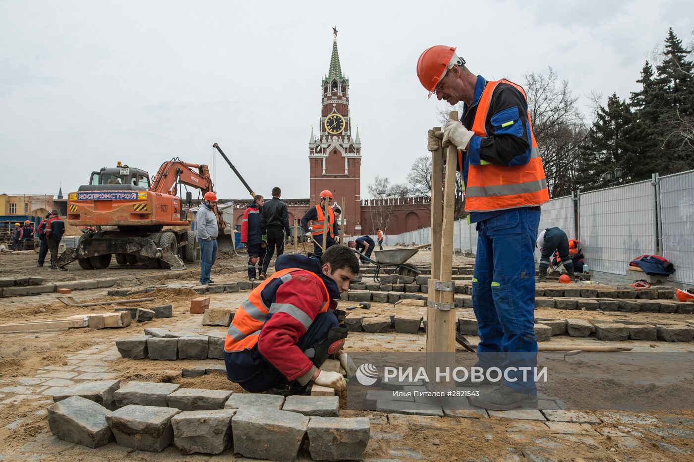 Работа в кремле. Демонтаж 14 корпуса Кремля. Раскопки в Кремле на месте 14 корпуса. Строители Кремля. Парк на месте 14 корпуса Кремля раскопки.