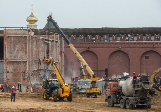 Строительные и археологические работы на месте снесенного 14-го корпуса Кремля