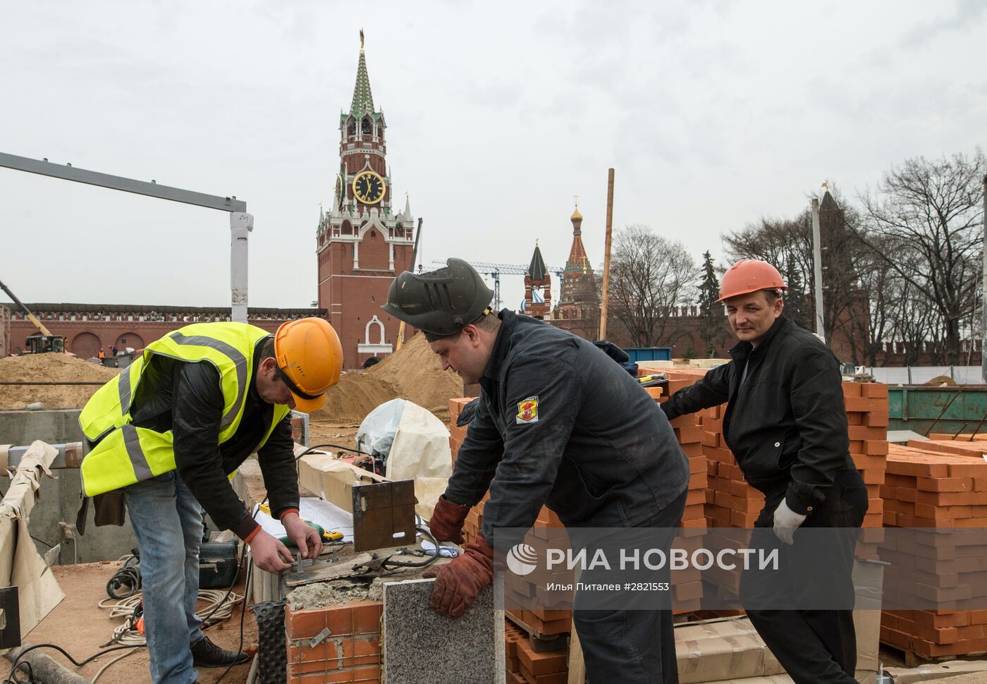 Строительные и археологические работы на месте снесенного 14-го корпуса Кремля