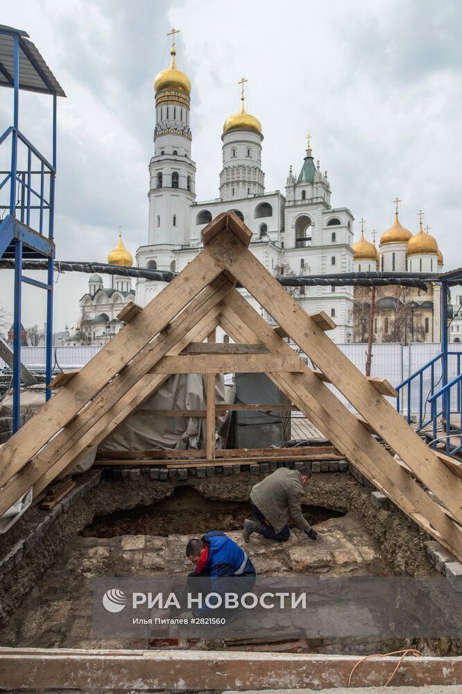 Строительные и археологические работы на месте снесенного 14-го корпуса Кремля