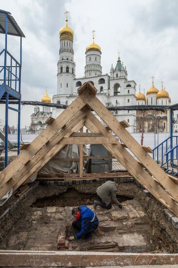 Строительные и археологические работы на месте снесенного 14-го корпуса Кремля