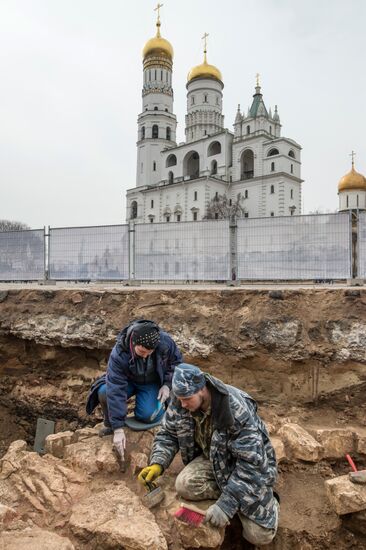 Строительные и археологические работы на месте снесенного 14-го корпуса Кремля