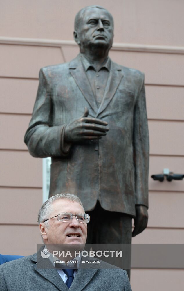 Открытие трехметровой скульптуры Владимира Жириновского