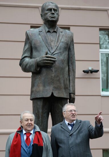 Открытие трехметровой скульптуры Владимира Жириновского