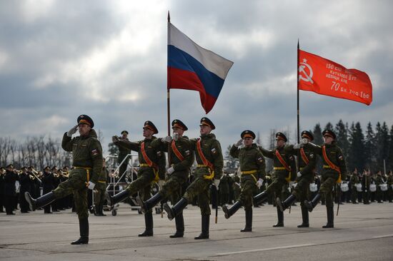 В Подмосковье начались тренировки перед военным парадом 9 мая