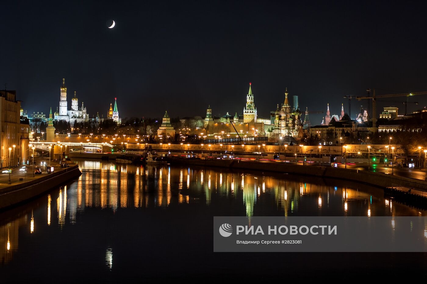 Луна над Московским Кремлем