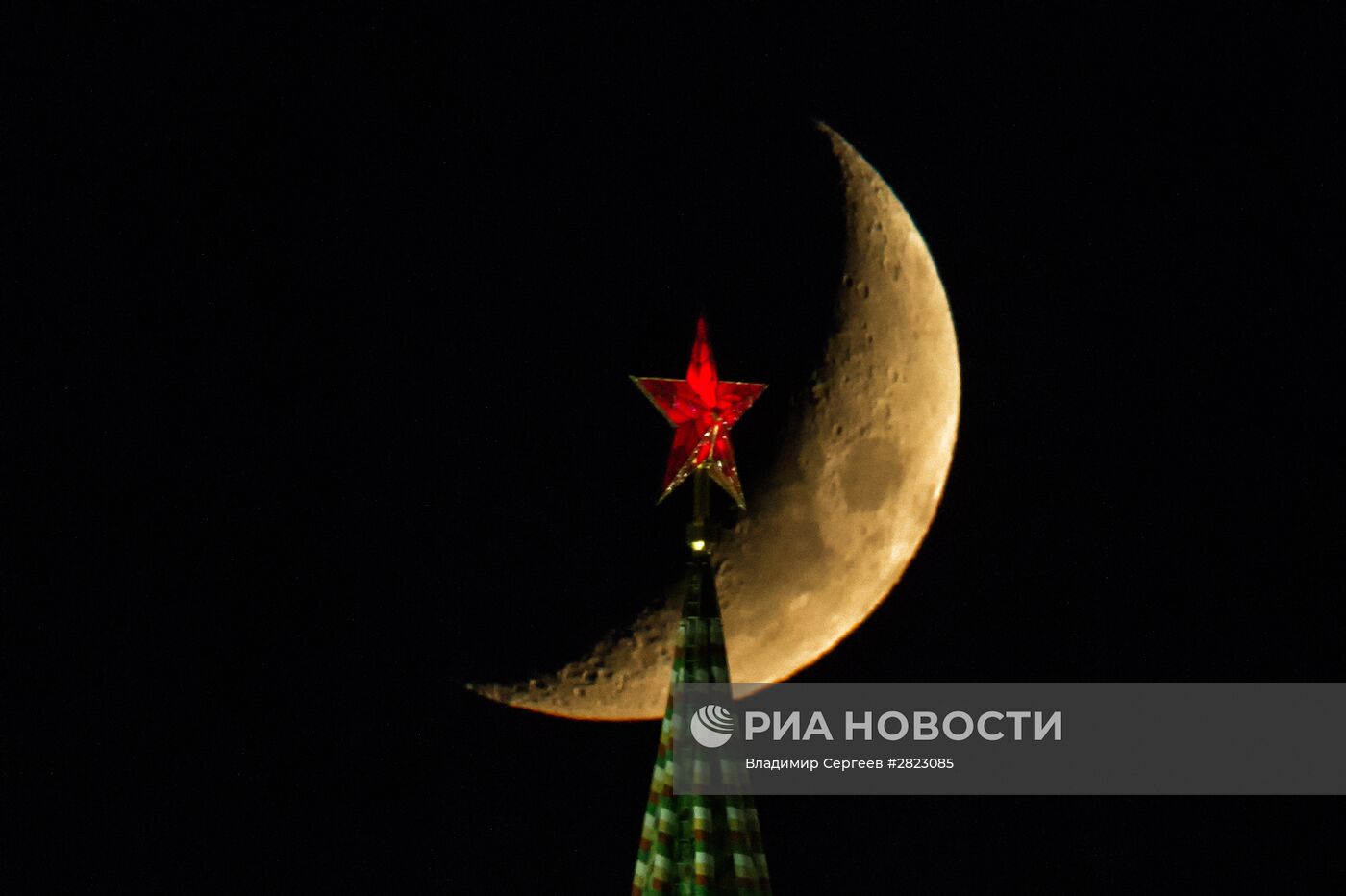 Луна над Московским Кремлем