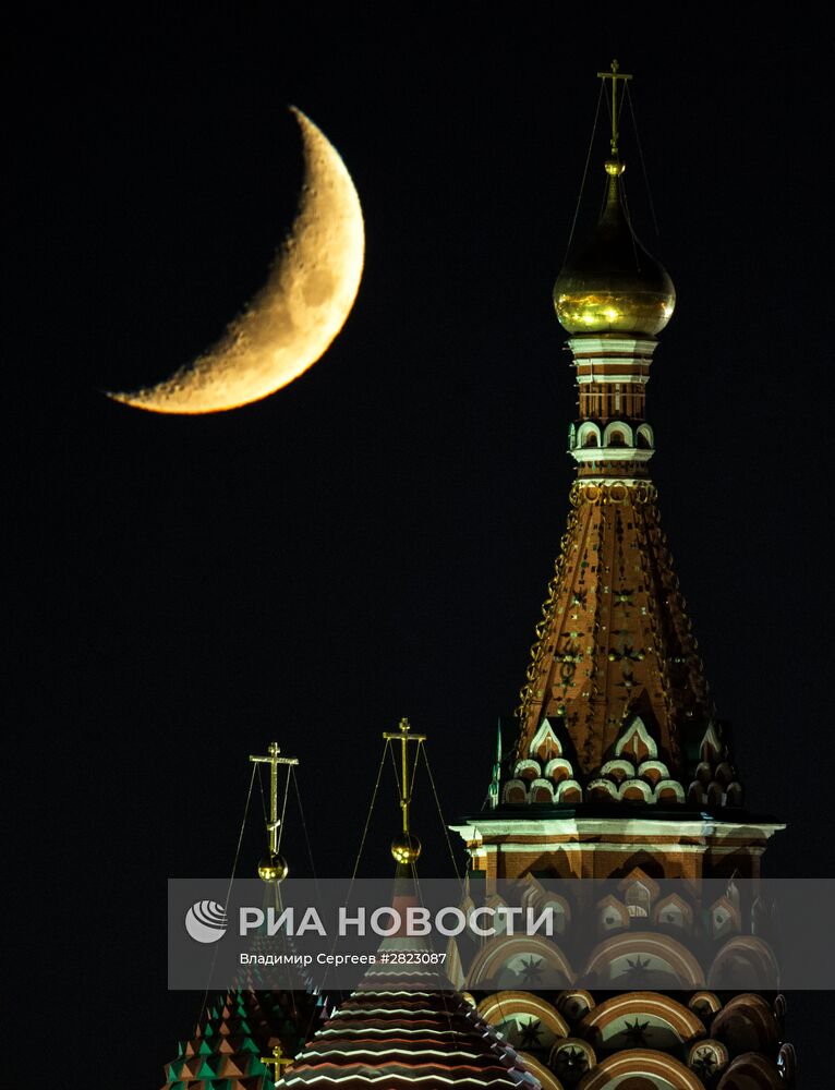 Луна над Московским Кремлем