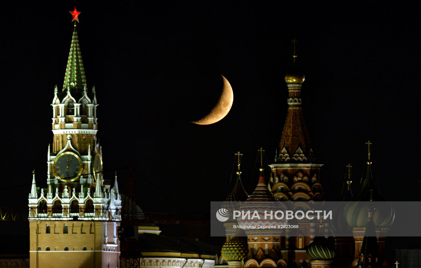 Луна над Московским Кремлем