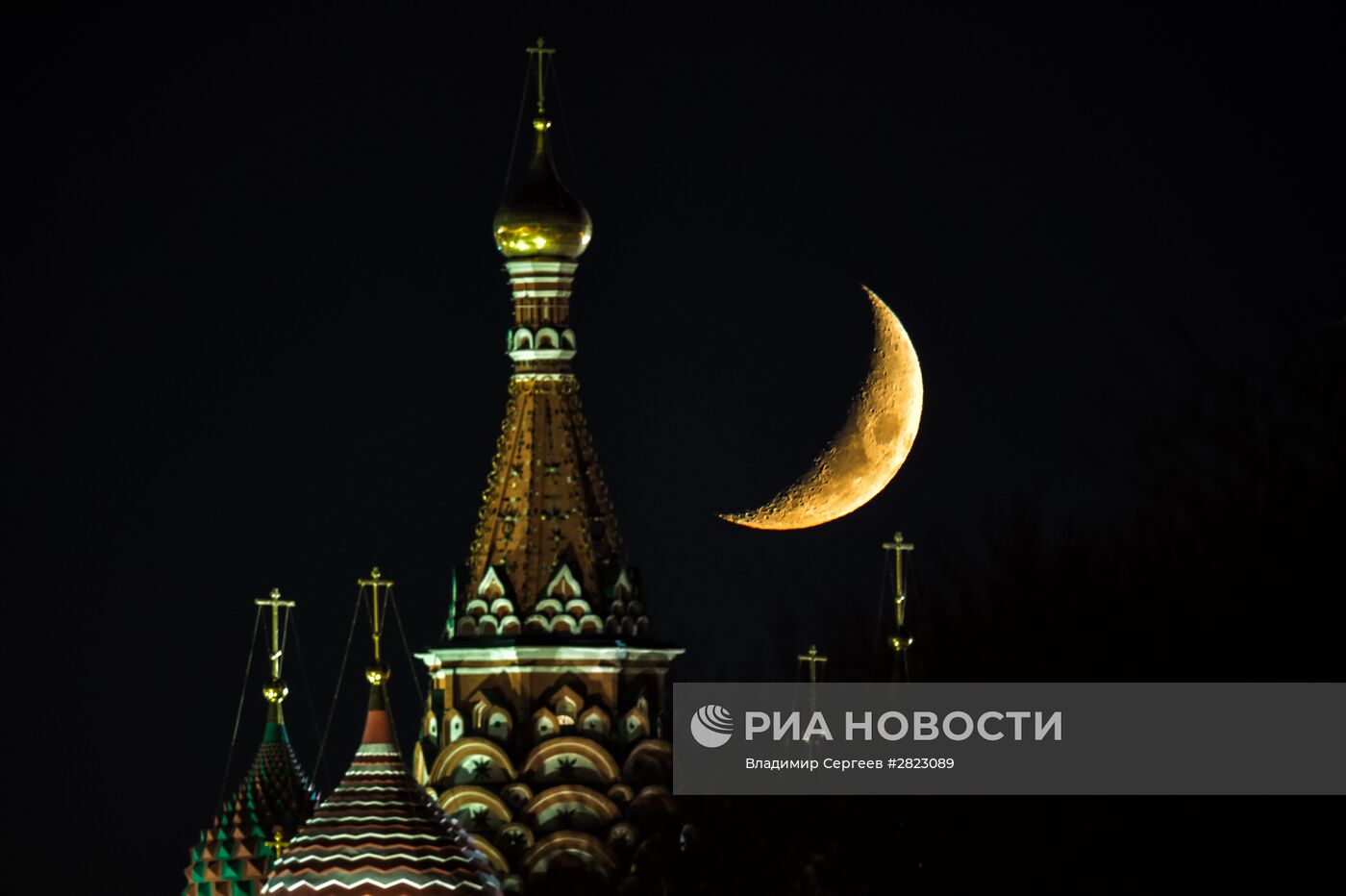 Луна над Московским Кремлем