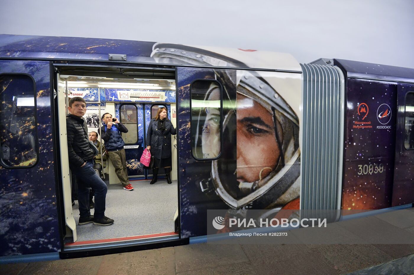 Тематический поезд московского метро, посвященный 55-летию первого полета человека в космос