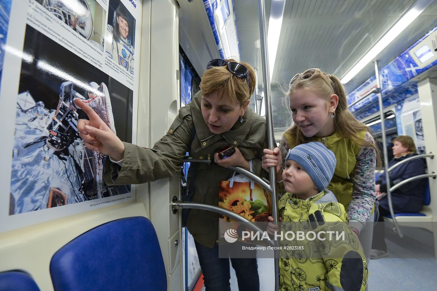 Тематический поезд московского метро, посвященный 55-летию первого полета человека в космос