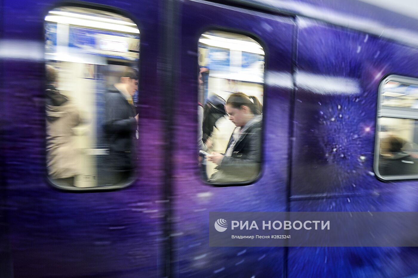 Тематический поезд московского метро, посвященный 55-летию первого полета человека в космос