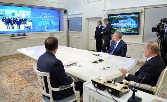 Президент РФ В. Путин провел телемост с МКС и космодромом "Восточный"
