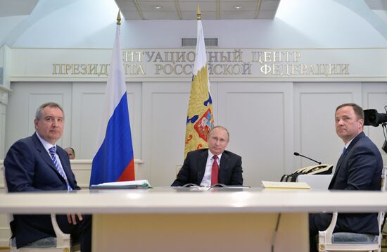 Президент РФ В. Путин провел телемост с МКС и космодромом "Восточный"