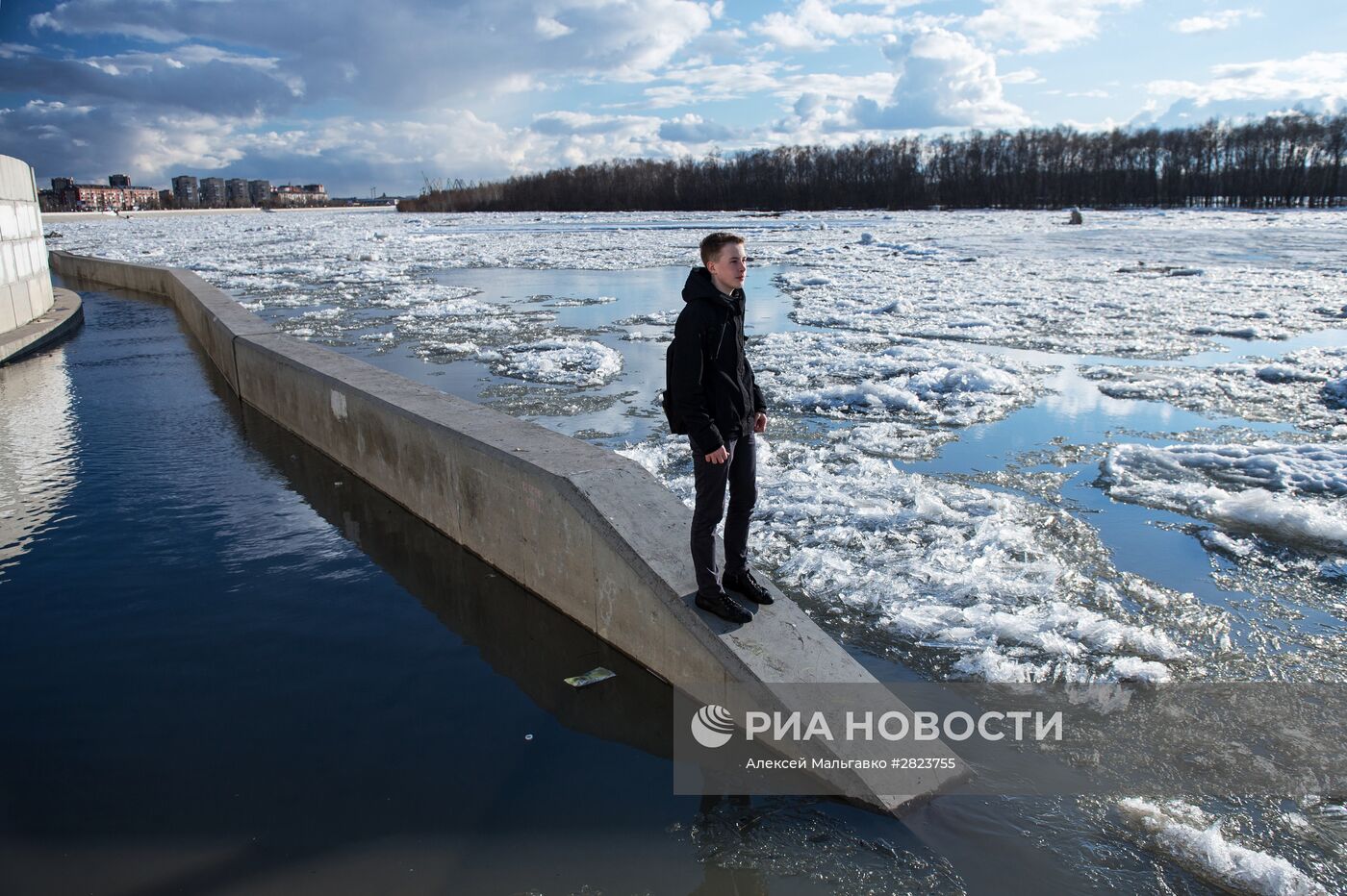 Ледоход на Иртыше в Омской области