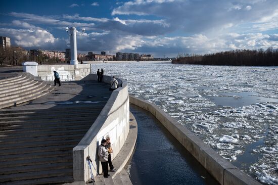 Ледоход на Иртыше в Омской области