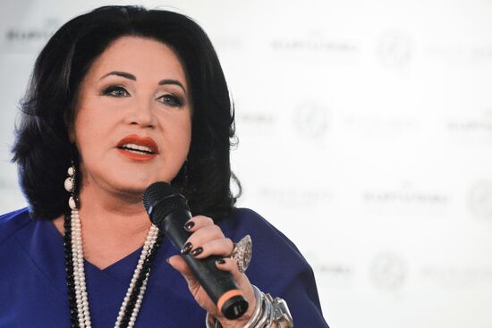 Презентация коллекции одежды "На работу, как на праздник!" от Надежды Бабкиной