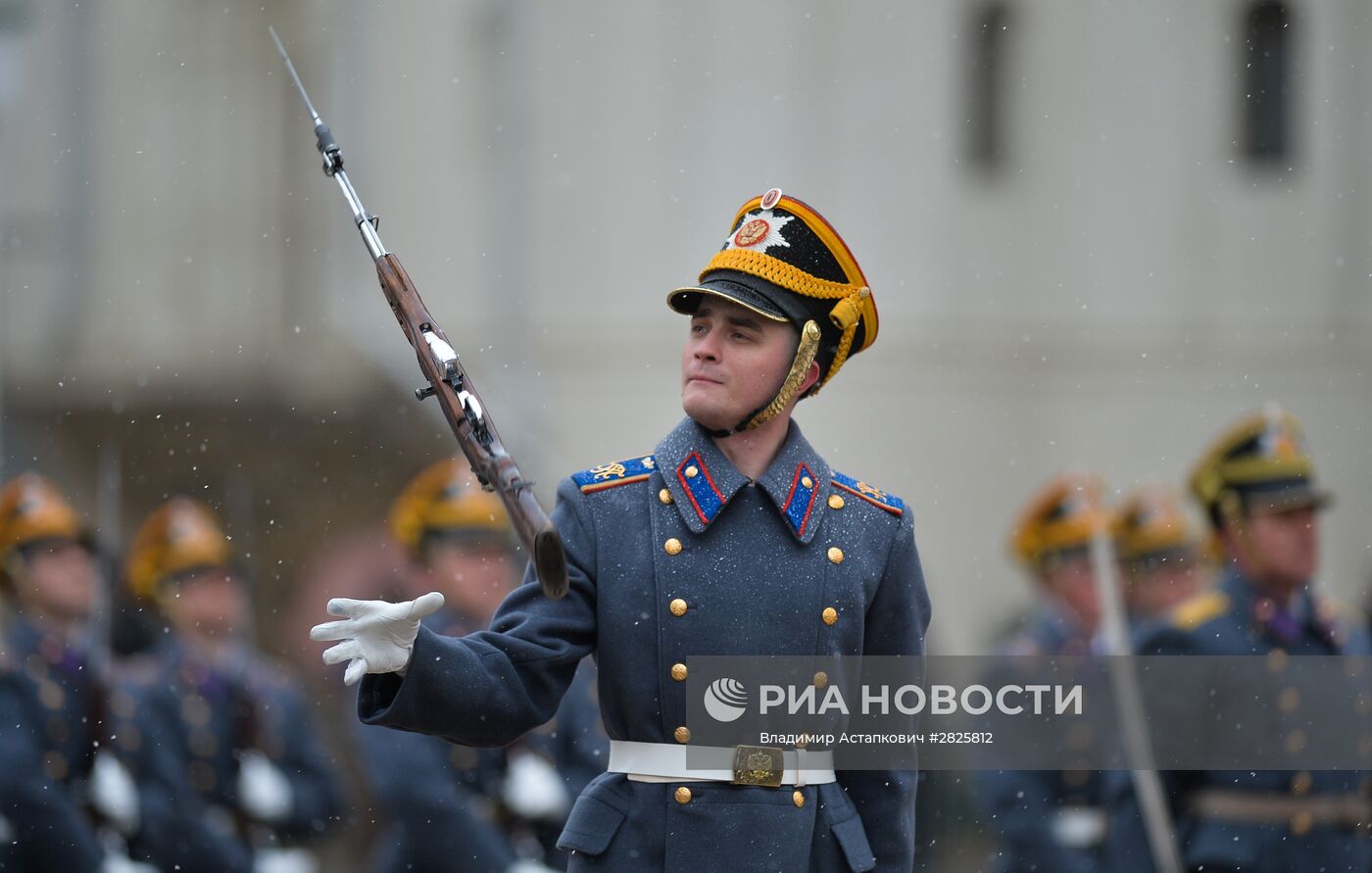 Церемония развода пеших и конных караулов Президентского полка