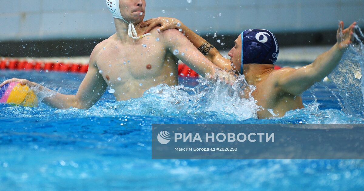 финальный матч по водному поло, игроки пожимают руки