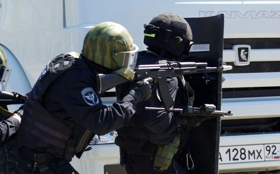 Показательные выступления сотрудников МВД в Севастополе