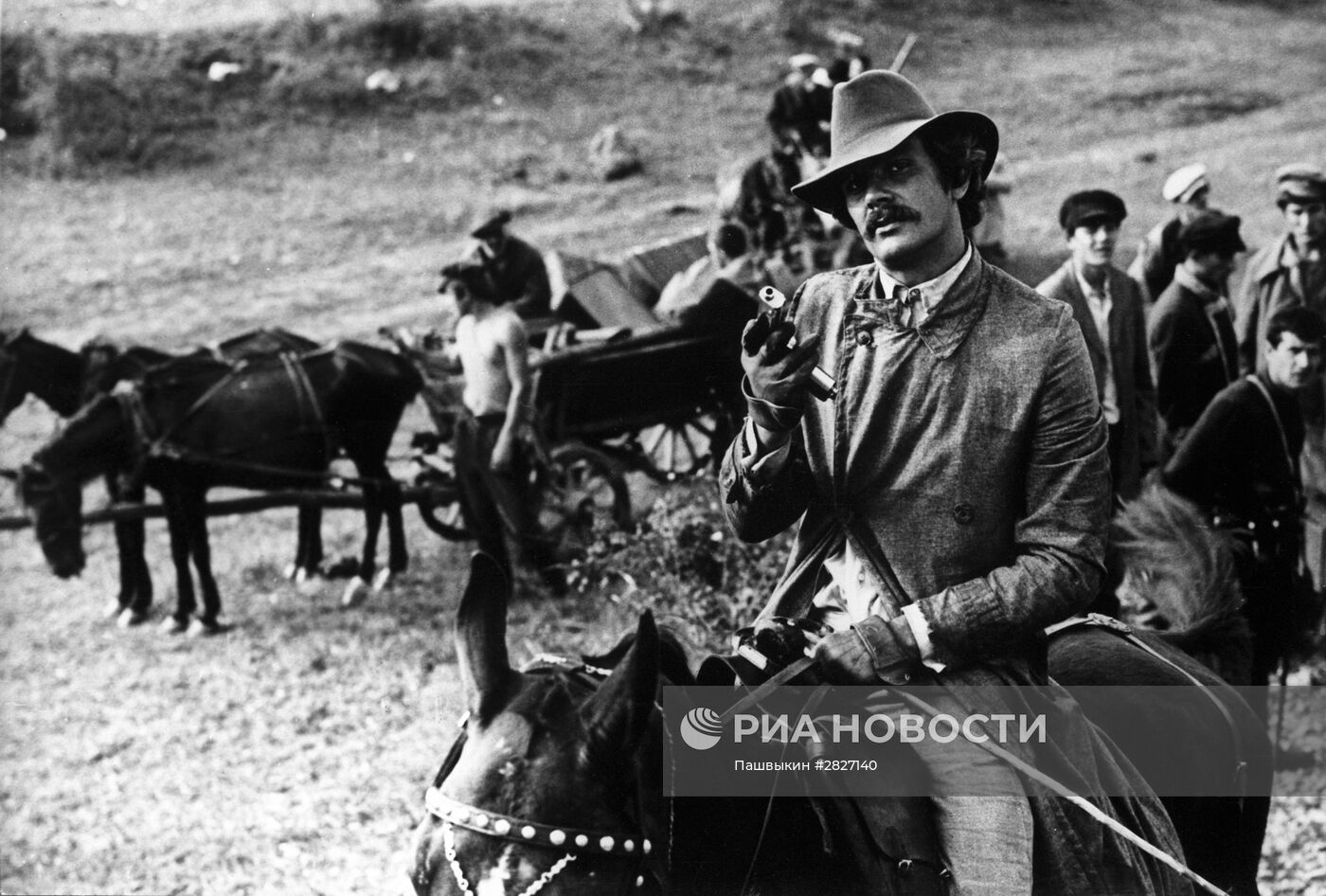 Кадр из фильма "Свой среди чужих, чужой среди своих"