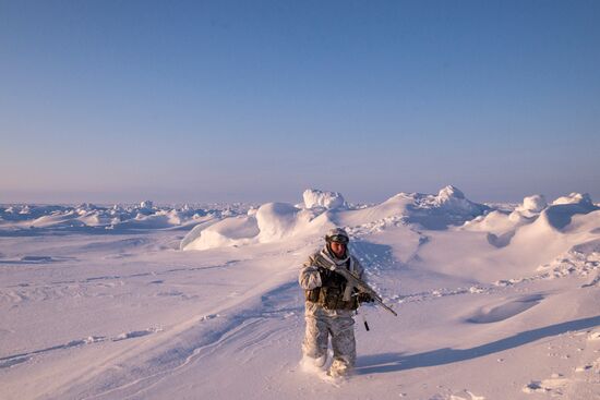 Учения спецназа Чеченской Республики в районе Северного полюса