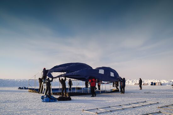 Дрейфующий ледовый лагерь "Барнео" в Арктике