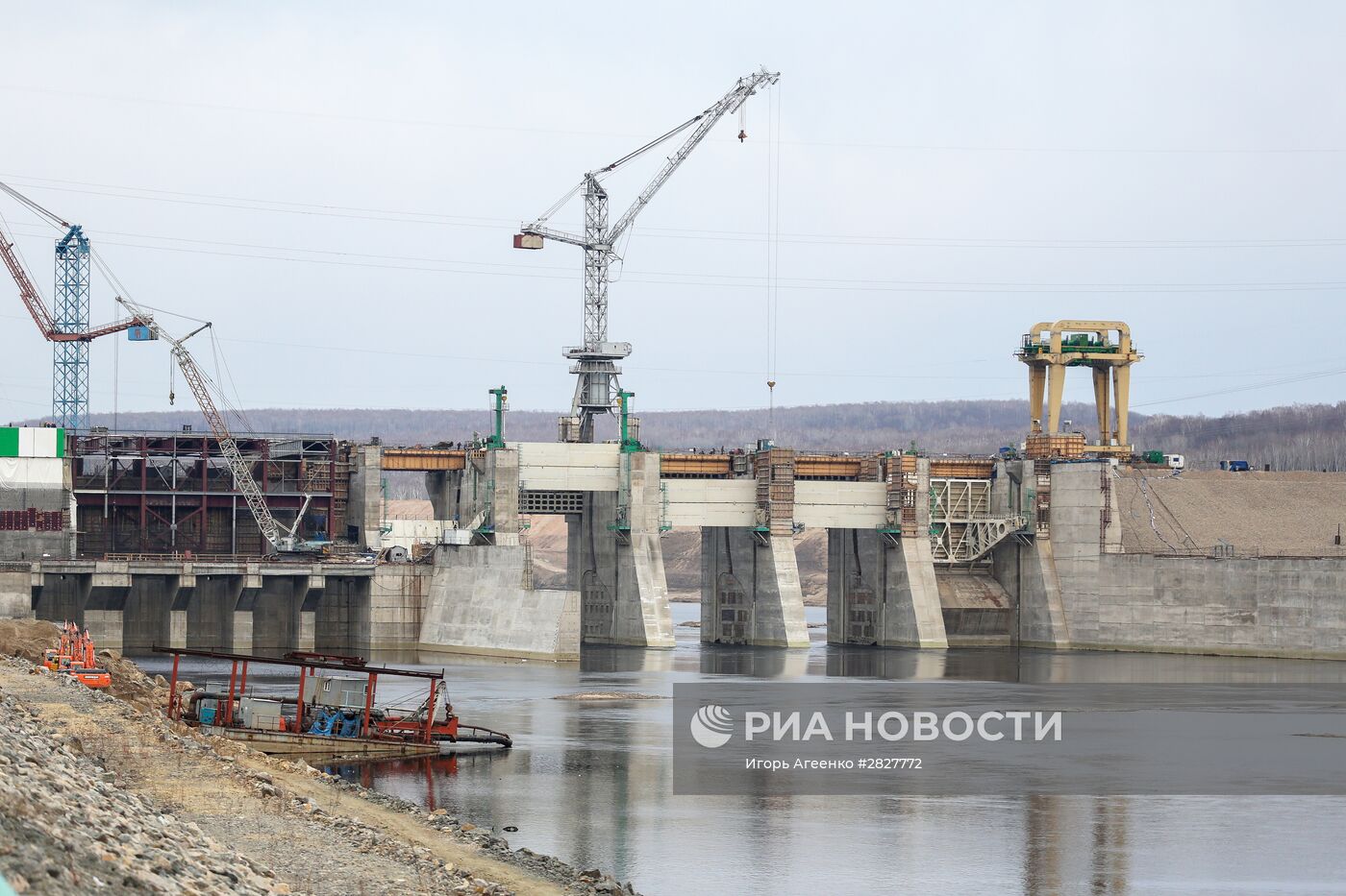 Перекрытие реки Буреи на Нижне-Бурейской ГЭС в Амурской области