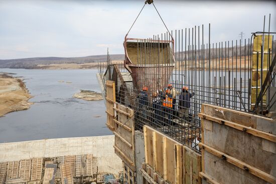 Перекрытие реки Буреи на Нижне-Бурейской ГЭС в Амурской области
