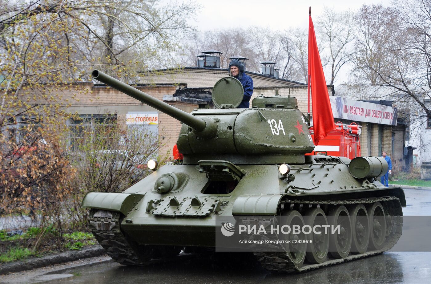 Подготовка танков Т-34 и ИС-3 на Челябинском тракторном заводе к параду Победы