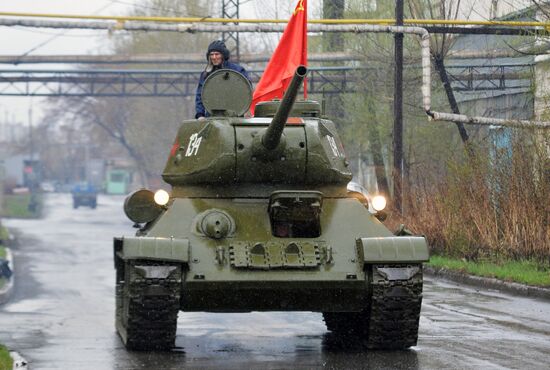 Подготовка танков Т-34 и ИС-3 на Челябинском тракторном заводе к параду Победы