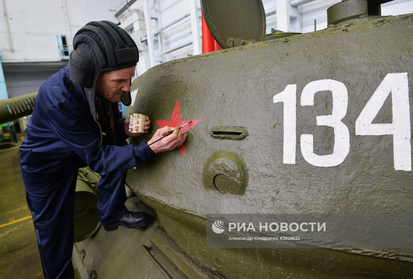 Подготовка танков Т-34 и ИС-3 на Челябинском тракторном заводе к параду Победы