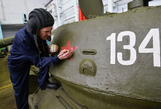 Подготовка танков Т-34 и ИС-3 на Челябинском тракторном заводе к параду Победы
