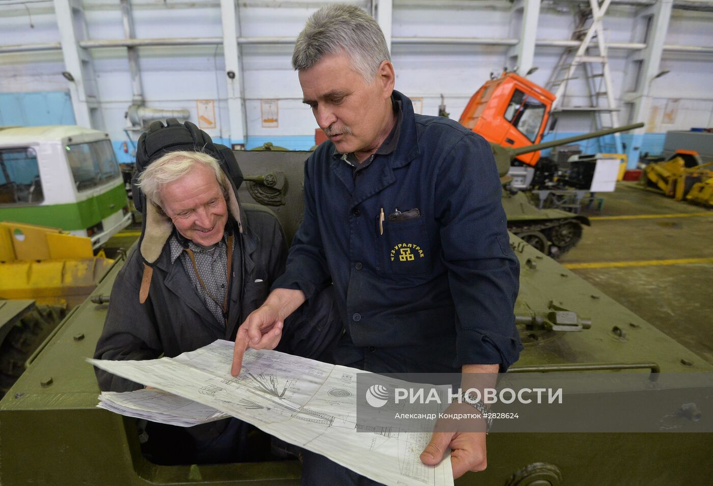 Подготовка танков Т-34 и ИС-3 на Челябинском тракторном заводе к параду Победы