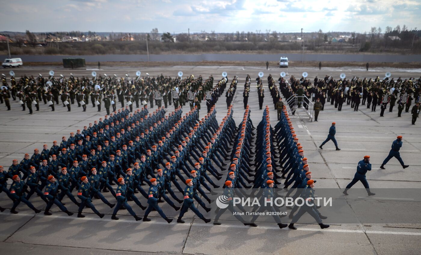 Тренировки в Подмосковье перед военным парадом 9 мая
