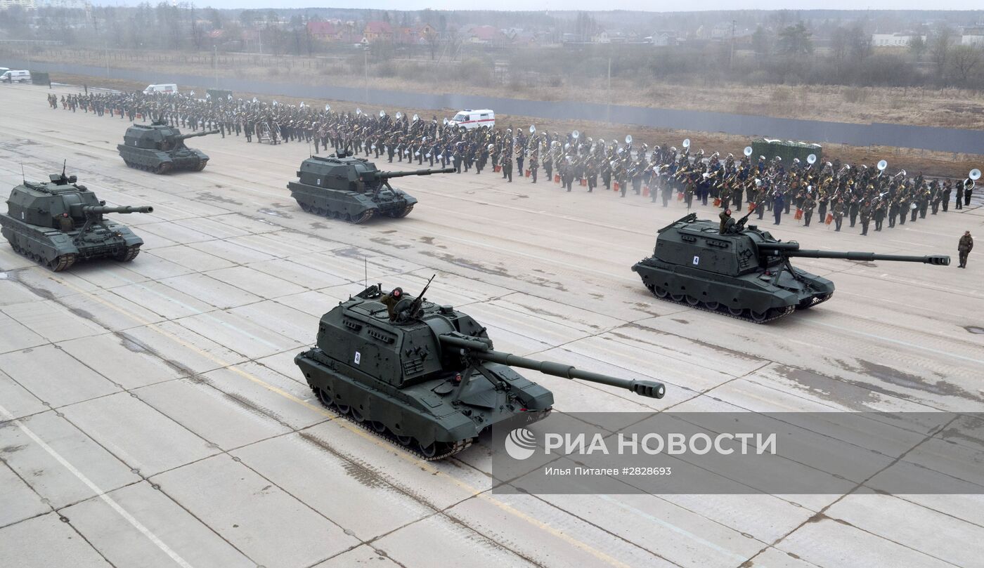 Тренировки в Подмосковье перед военным парадом 9 мая