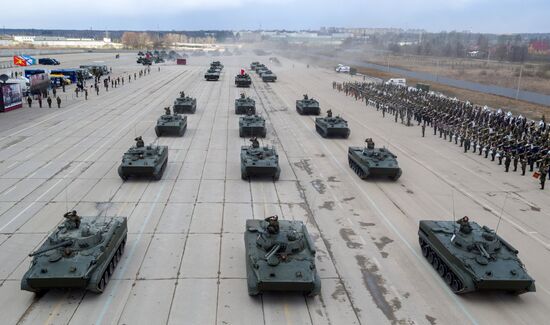 Тренировки в Подмосковье перед военным парадом 9 мая