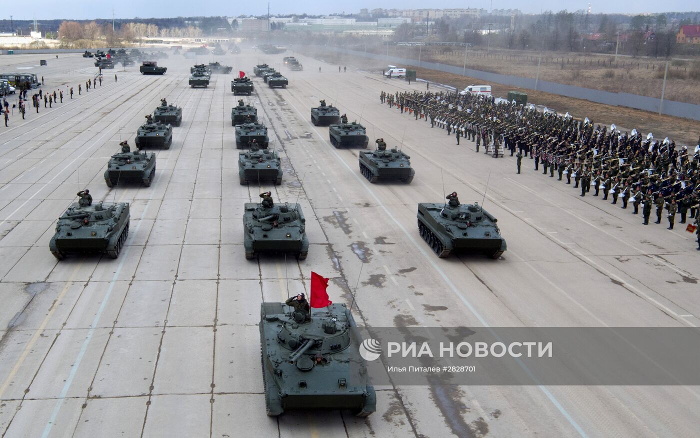 Тренировки в Подмосковье перед военным парадом 9 мая