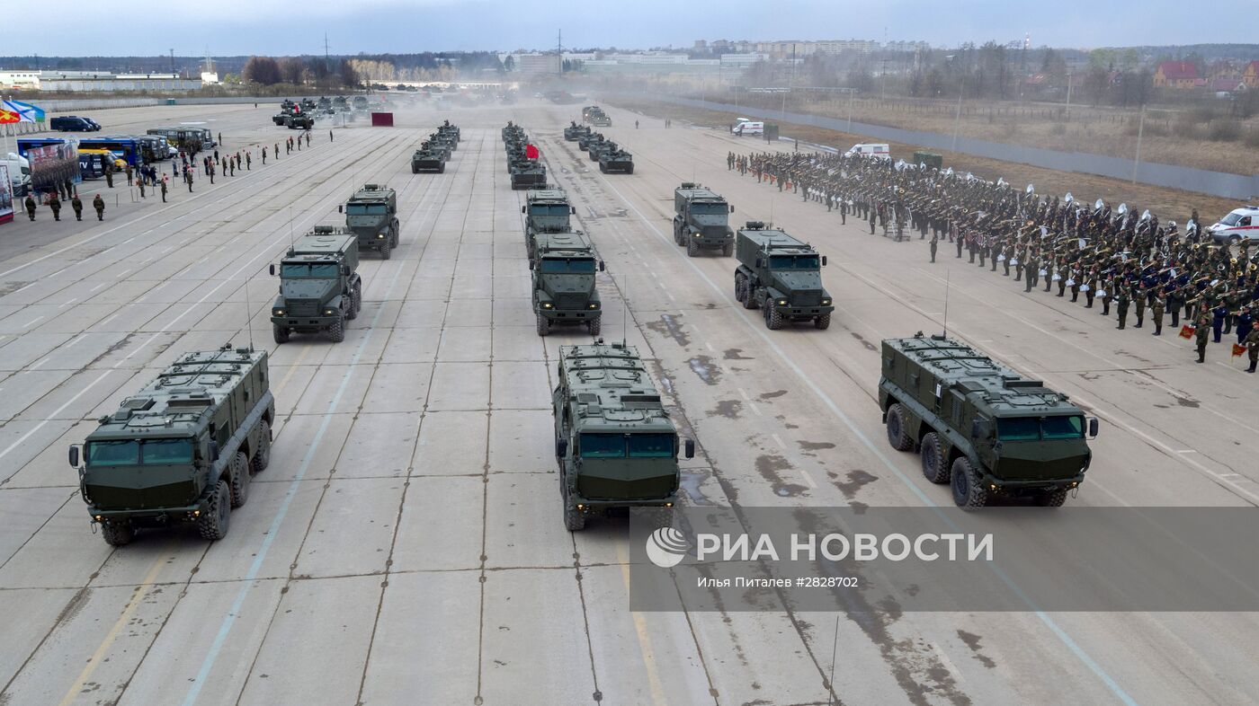 Тренировки в Подмосковье перед военным парадом 9 мая