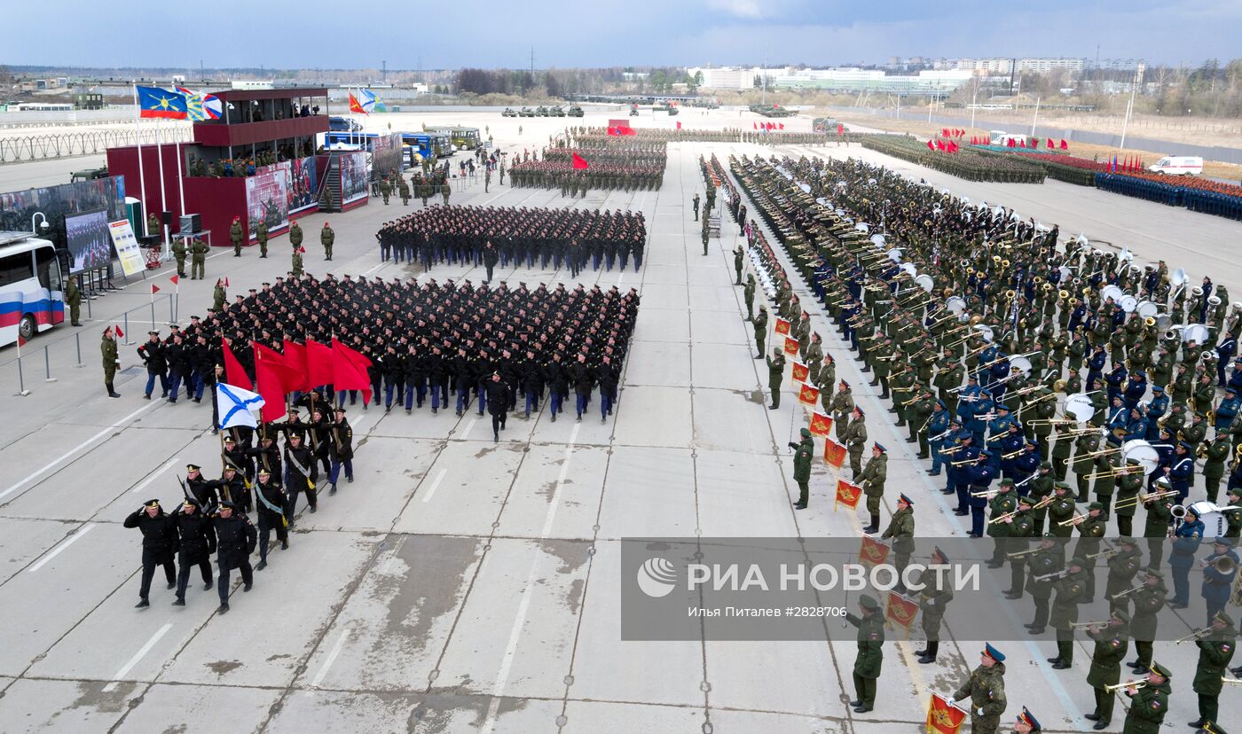 Тренировки в Подмосковье перед военным парадом 9 мая