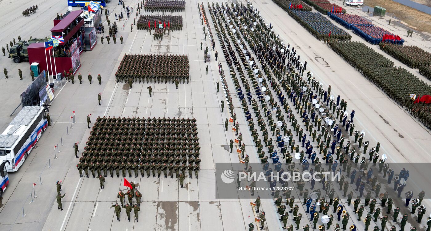 Тренировки в Подмосковье перед военным парадом 9 мая